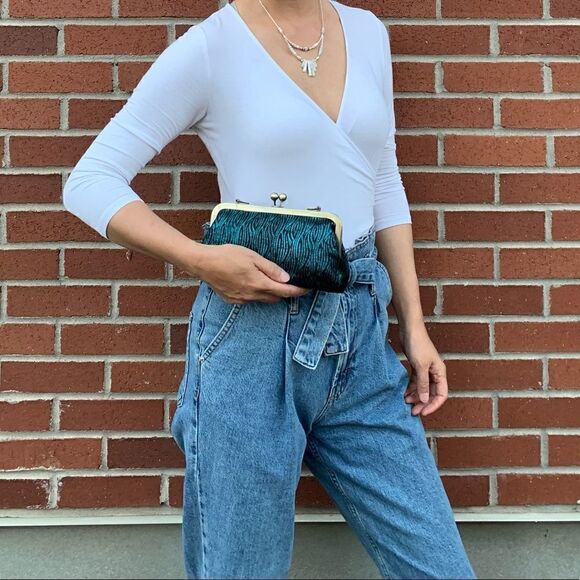 Handmade Real hair-on-cowhide Pattern Printed Kisslock Clutch/Crossbody - Picture 4 of 15